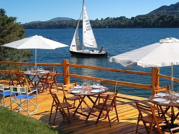 Outdoor dining - Puerto Pireo Apart Hotel y Cabañas (San Carlos de Bariloche)