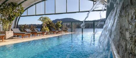Una piscina techada, una piscina al aire libre de temporada