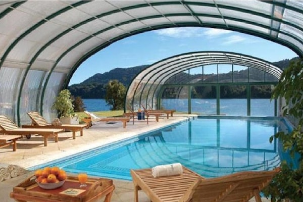 Kolam renang indoor dan kolam renang outdoor musiman