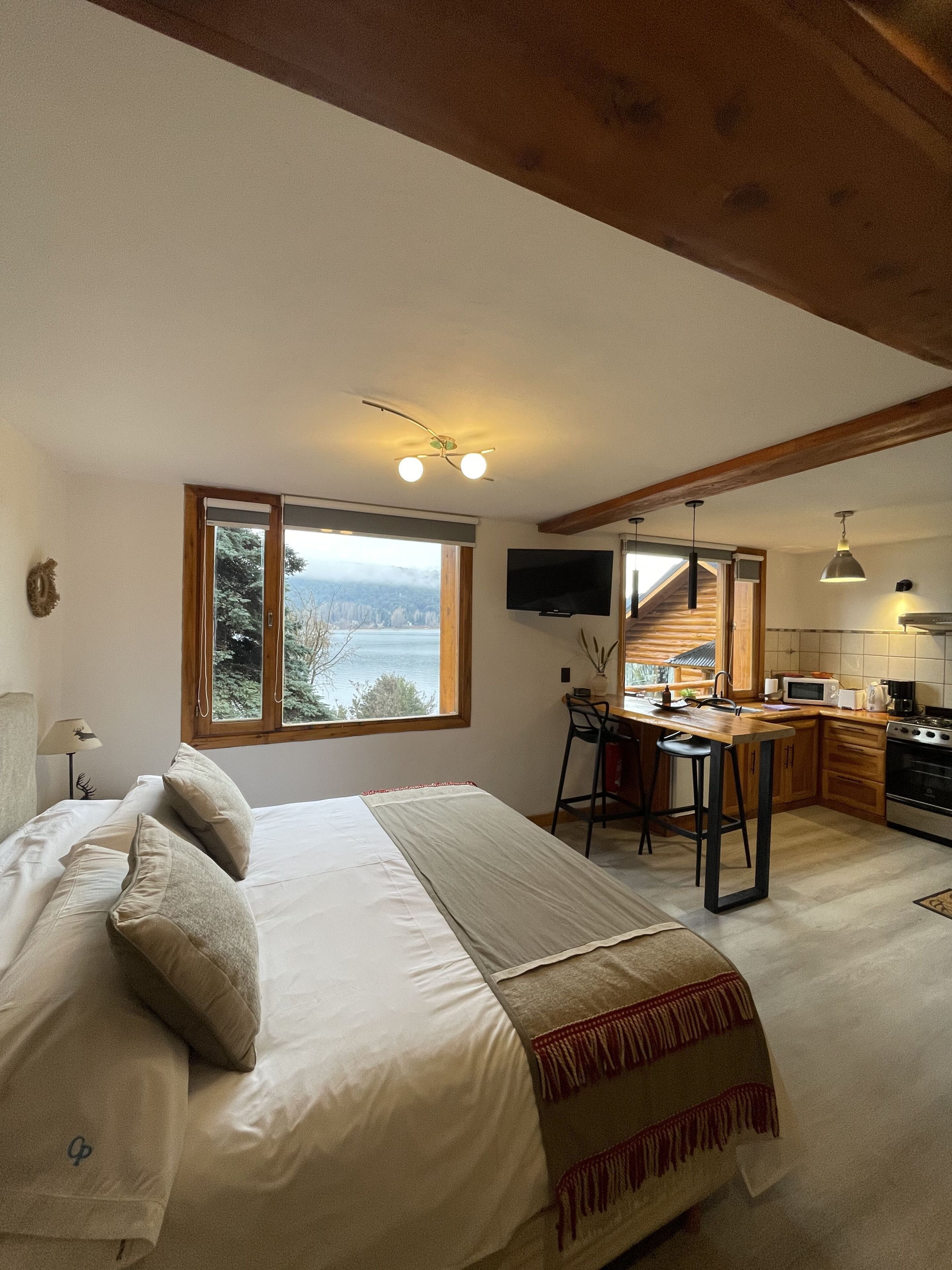 Doppel- oder Zweibettzimmer, Terrasse, Seeblick | Zimmersafe, individuell dekoriert, individuell eingerichtet