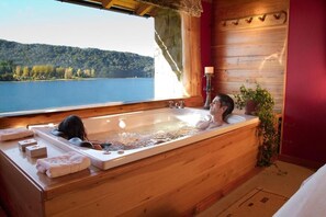 Sauna, hot tub, steam room, body treatments, body scrubs, facials - Puerto Pireo Apart Hotel y Cabañas (San Carlos de Bariloche)