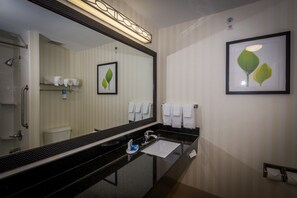 Shower, pengering rambut, dan handuk