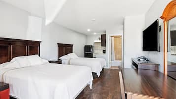 Habitación, 2 camas matrimoniales, cocineta | 1 habitación, escritorio, wifi gratis y ropa de cama