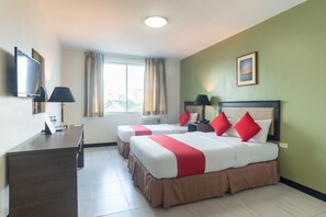 Quarto superior | Escrivaninha, Wi-Fi de cortesia, roupa de cama