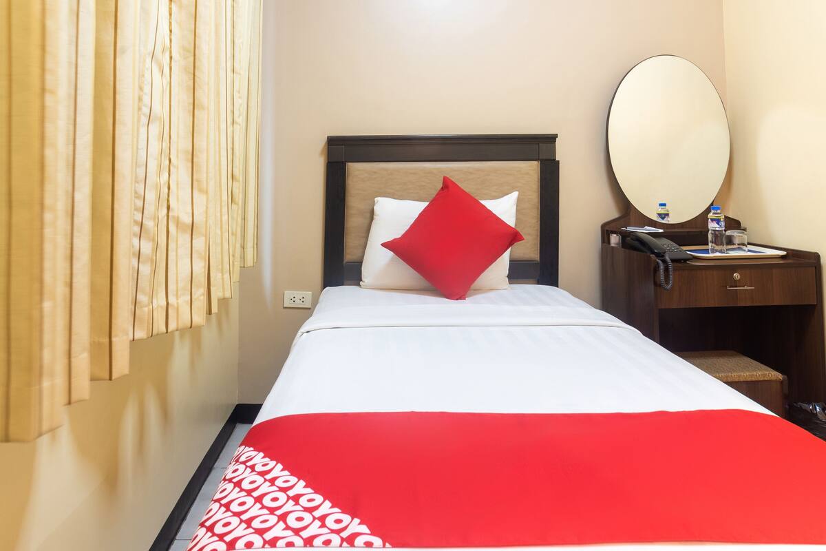 Desk, WiFi (free), bed sheets