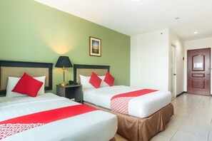 Superior Room | Desk, free WiFi, bed sheets - OYO 187 The Maxwell Hotel (Cebu City)