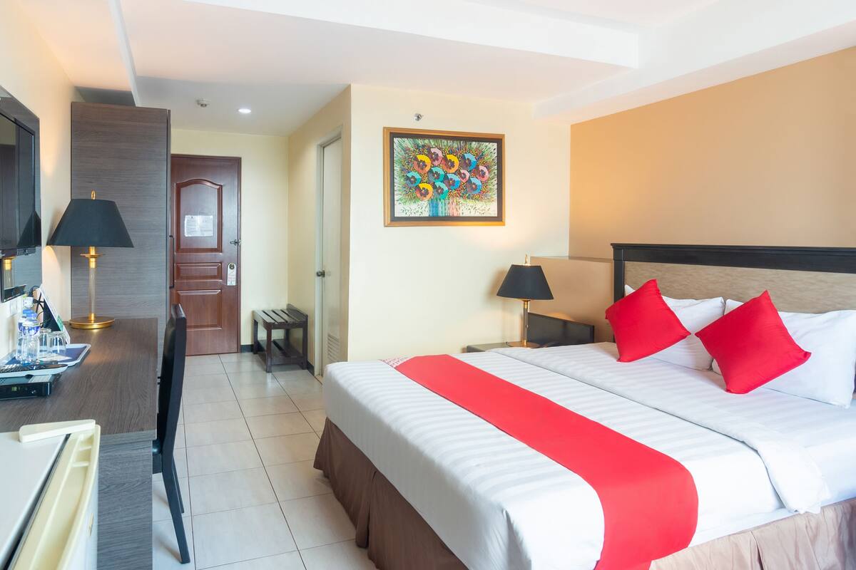 Deluxe Double Room | Desk, WiFi (free), bed sheets