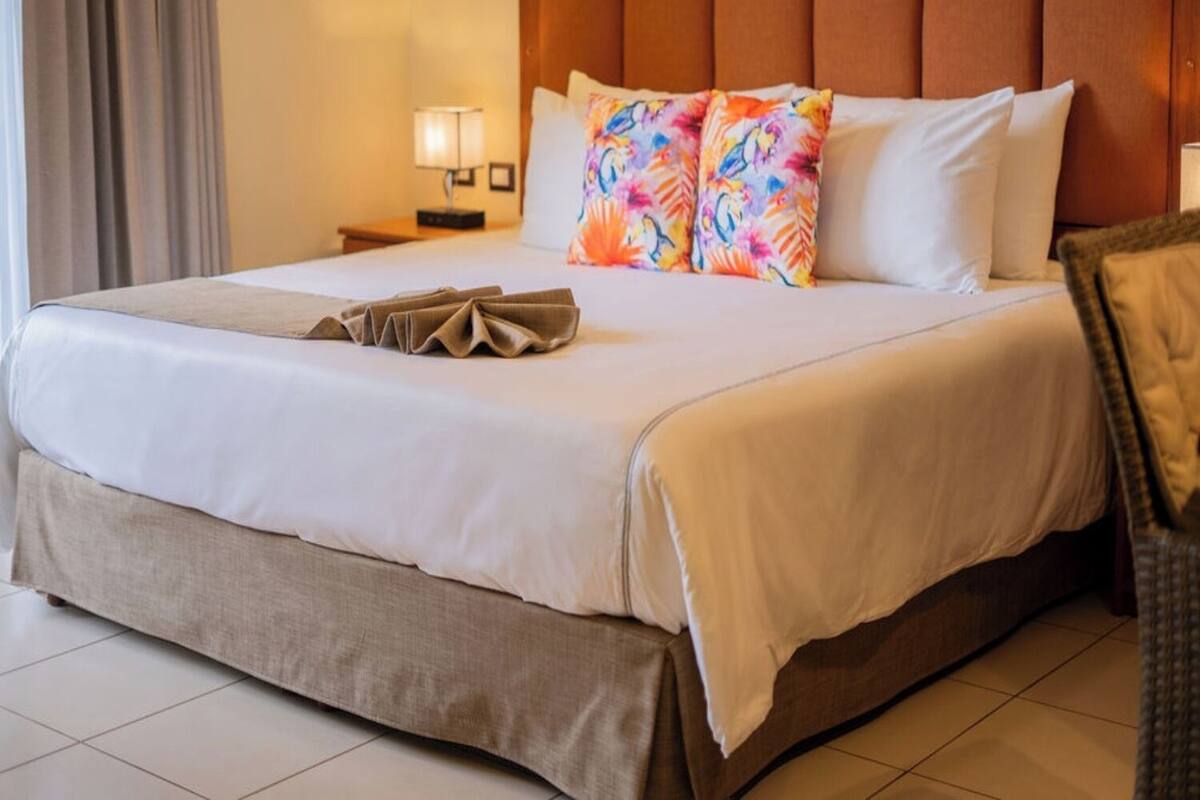 Bromelia 1 Bed  | 高級寝具、羽毛の掛け布団、ピロートップベッド、セーフティボックス (室内)