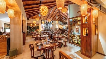 Se sirven desayunos y cocina internacional, con vista al jardín