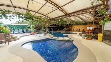 Alberca techada y camastros