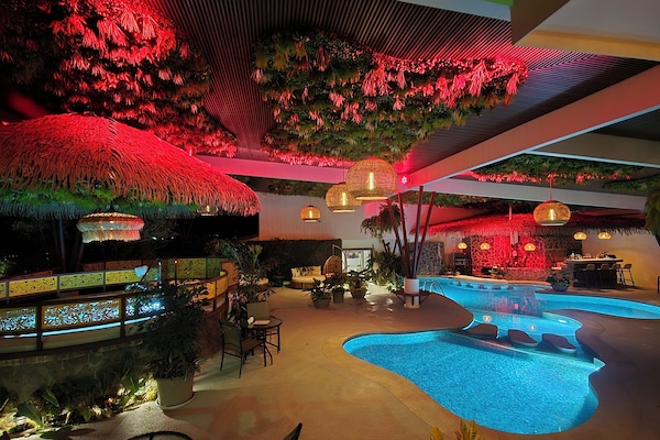 Piscine couverte, chaises longues