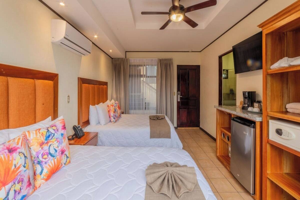 Bromelia 2 Beds | 高級寝具、羽毛の掛け布団、ピロートップベッド、セーフティボックス (室内)