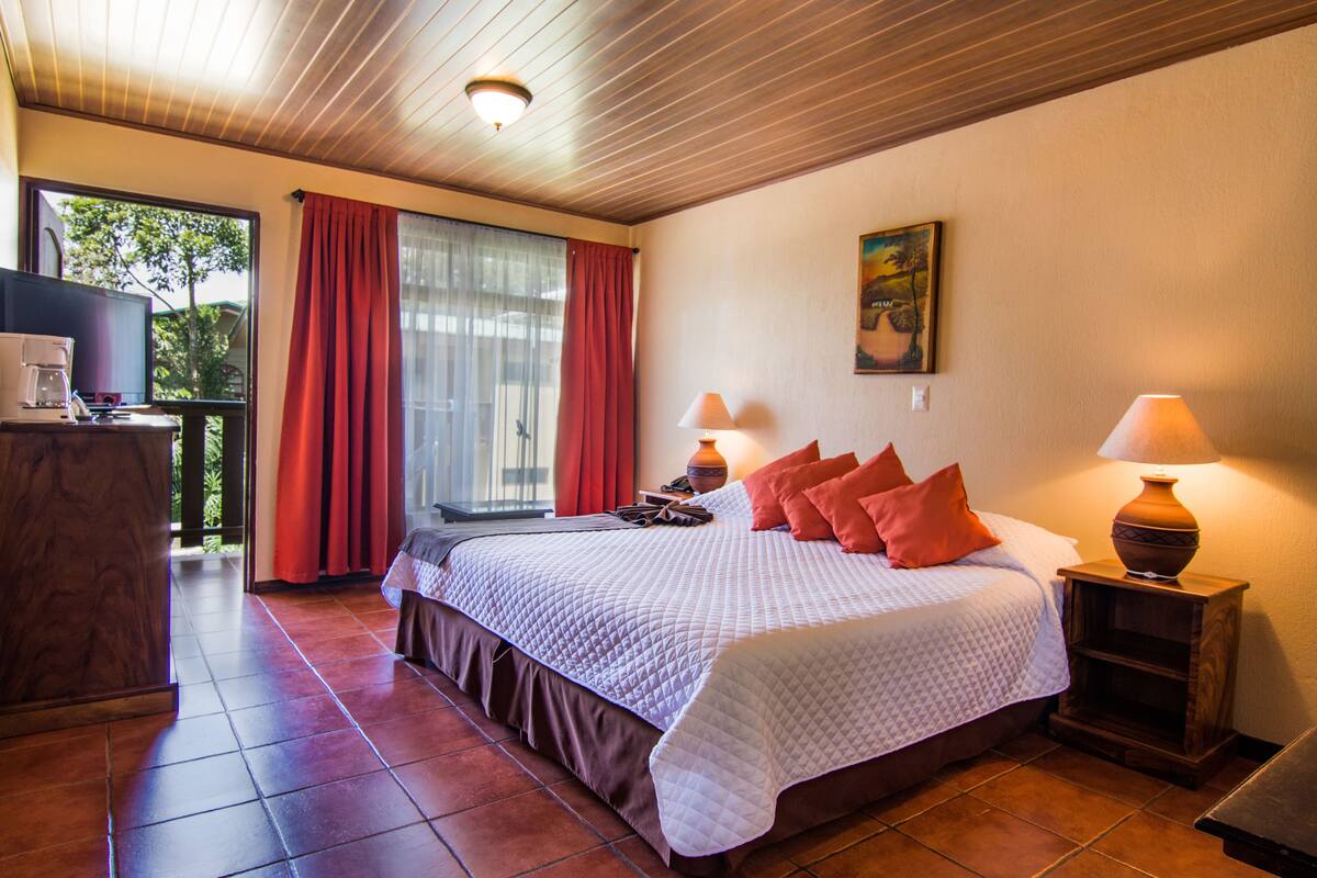 Superior Room, 1 King Bed | In-room safe, desk, blackout drapes, WiFi (free)