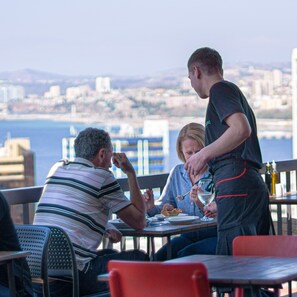 Lunch and dinner served, international cuisine