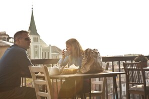 Lunch and dinner served, international cuisine