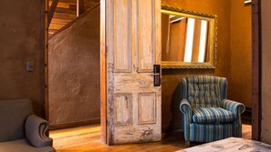 Chambre Standard double ou avec lits jumeaux | Literie de qualité, coffre-fort, décor unique, ameublement unique