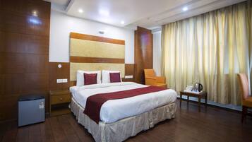 Deluxe Room | Premium bedding, in-room safe, desk, soundproofing