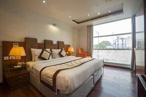 高級雙人房 | 高級寢具、房內夾萬、書桌、隔音