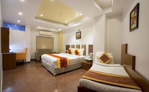 Habitación triple Deluxe | Ropa de cama de alta calidad y caja de seguridad en la habitación