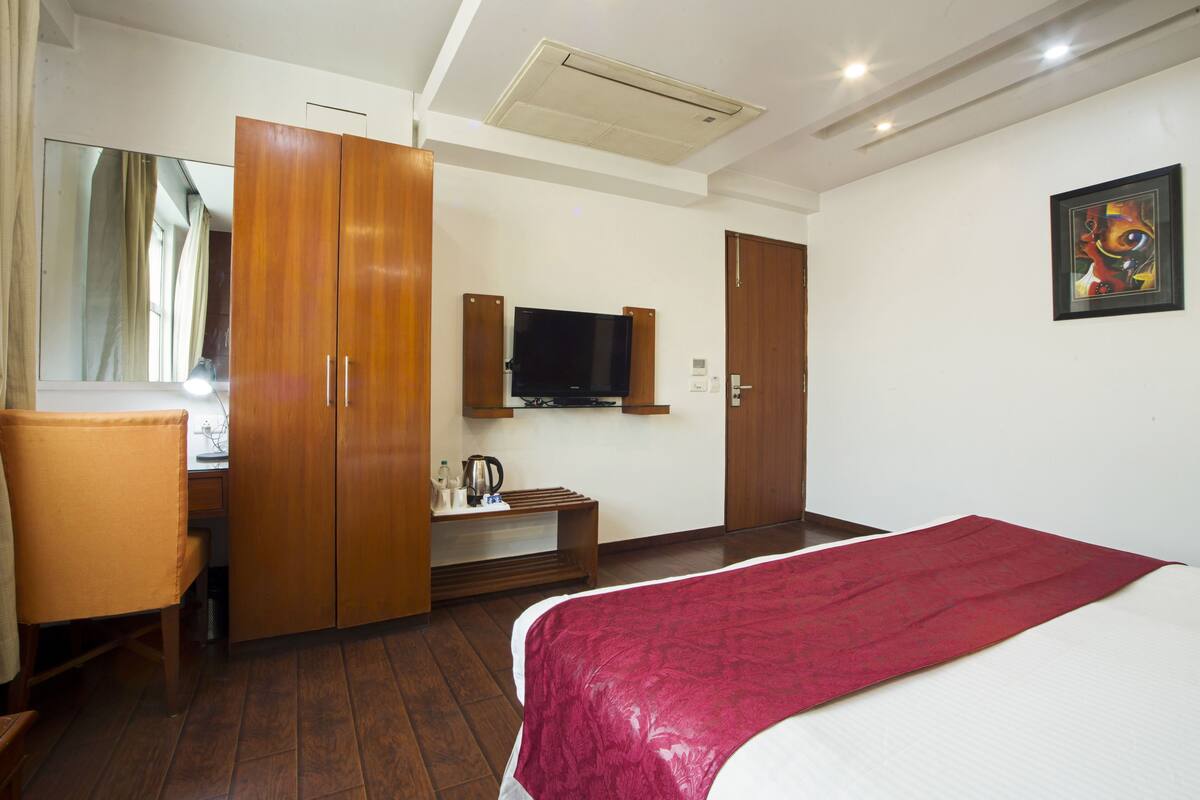 Habitación ejecutiva con 1 cama matrimonial o 2 individuales | Ropa de cama de alta calidad y caja de seguridad en la habitación