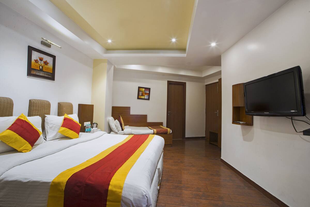 Habitación triple Deluxe | Ropa de cama de alta calidad y caja de seguridad en la habitación