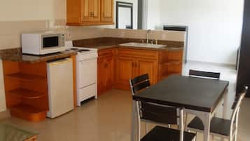 Suite estudio Deluxe, 1 cama Queen size, cocina, en el área del jardín | Cocina privada | Refrigerador, microondas, parrilla de estufa y cafetera y tetera