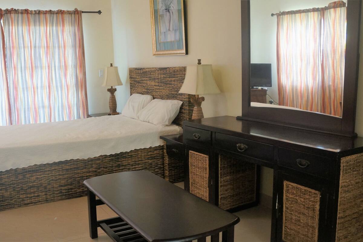 Elite Studio Suite, 1 Bedroom, Kitchen, Lake View | Hypo-allergenic bedding available, soundproofing