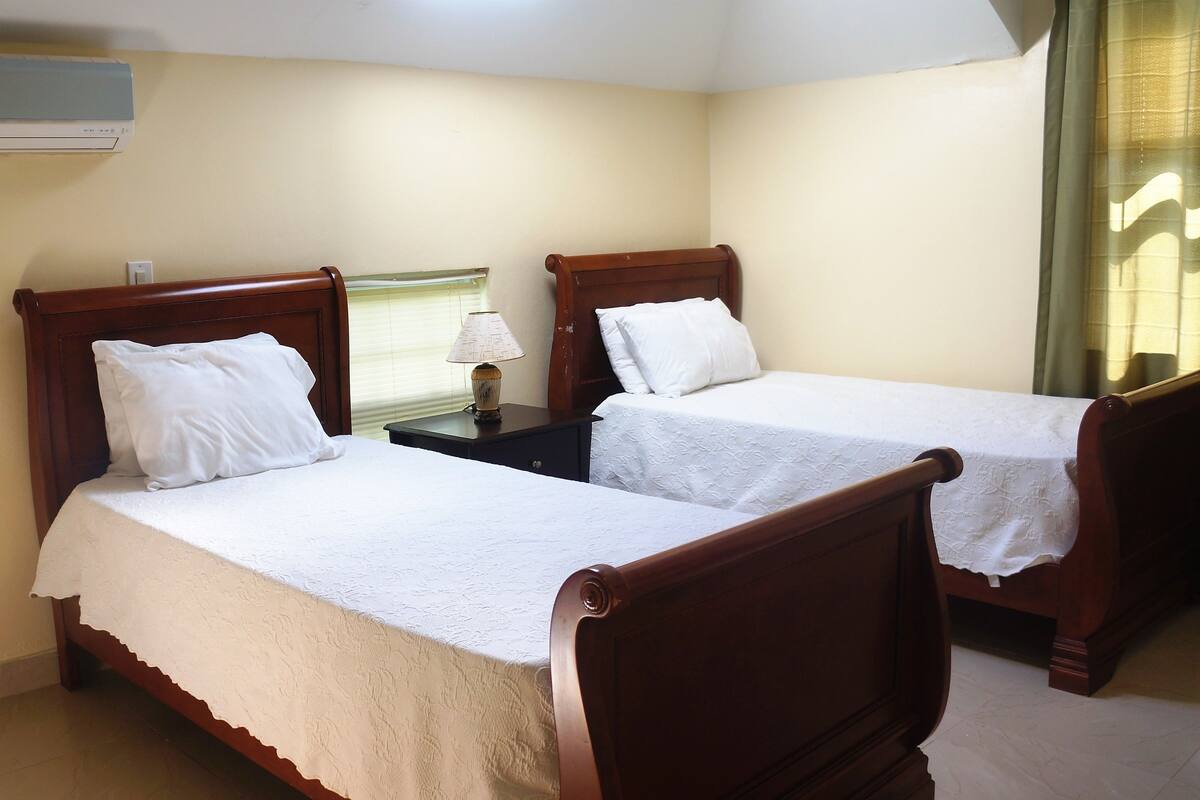 Deluxe Studio Suite, 2 Bedrooms, Kitchenette | Hypo-allergenic bedding available, soundproofing