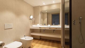 Kombinasi shower/bathtub dan perlengkapan mandi gratis