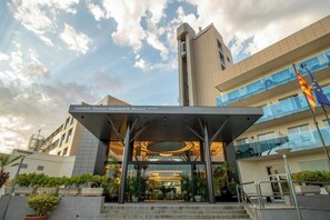 Front of property - Golden Taurus Aquapark Resort (Pineda de Mar)