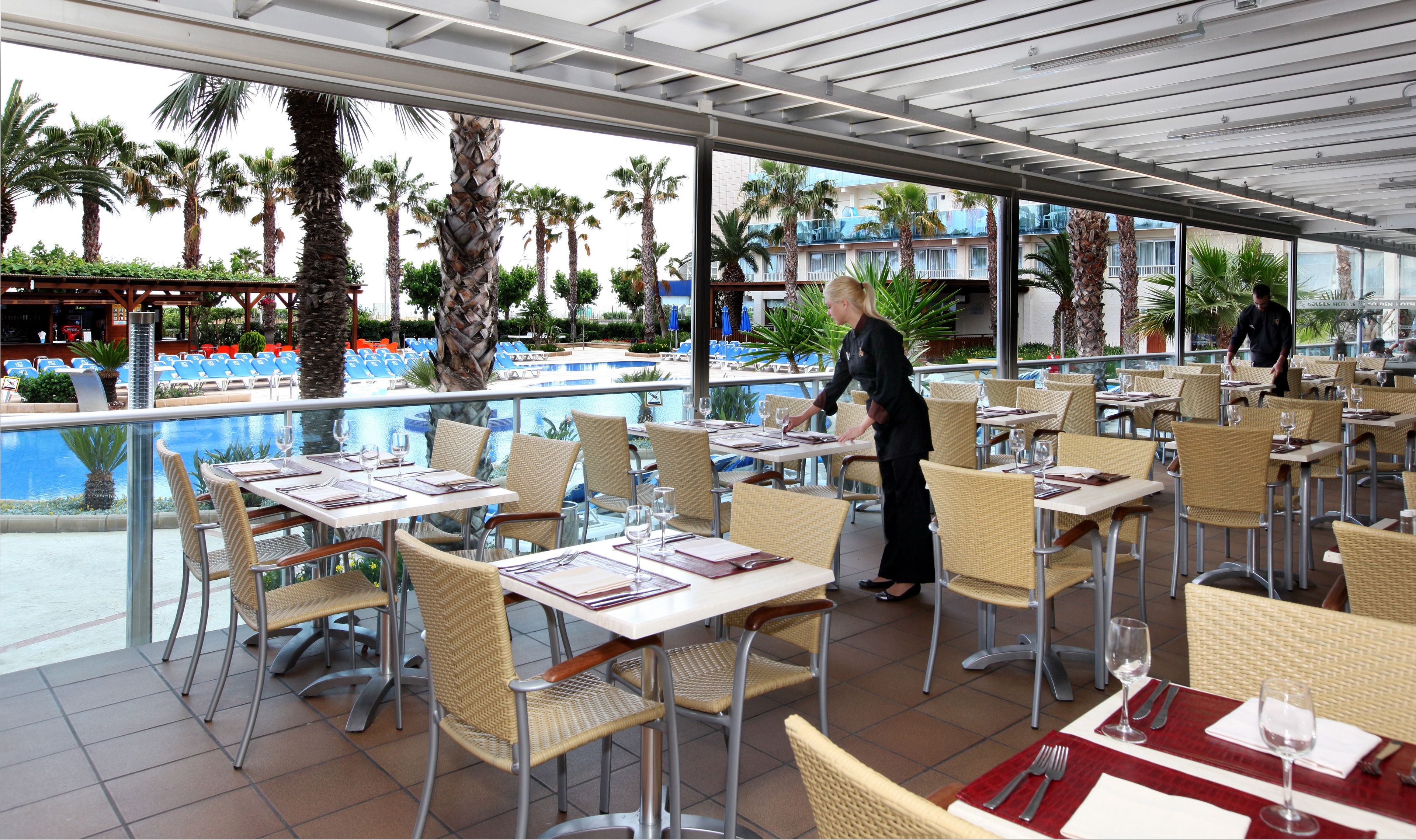 2 restaurants, breakfast served