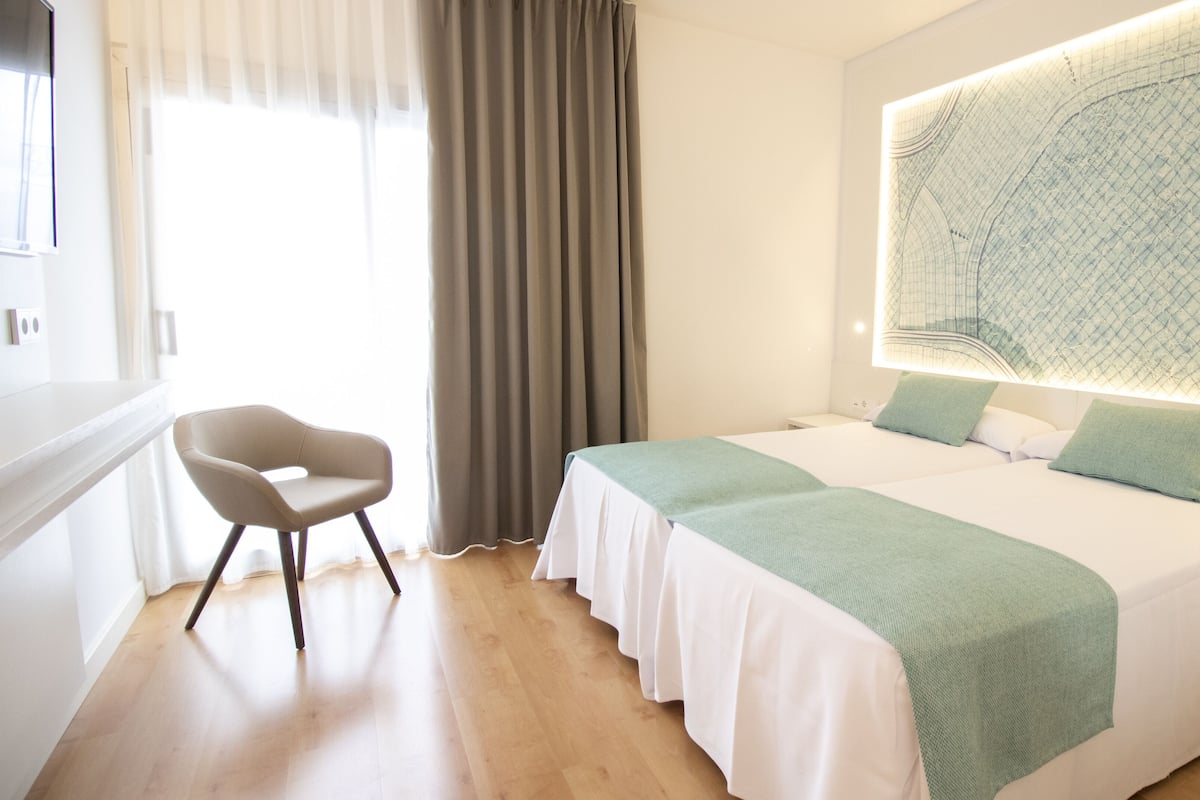 Escritorio, cortinas blackout, cunas gratuitas y wifi gratis