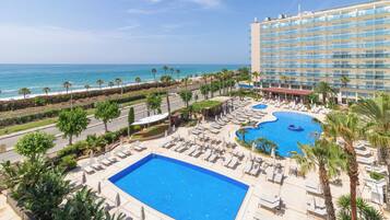 Una piscina cubierta, 4 piscinas al aire libre, sombrillas, tumbonas