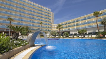 Kolam renang indoor dan 4 kolam renang outdoor