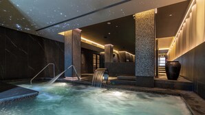 A spa area with a hot tub, marble walls, and a starry ceiling. - Golden Taurus Aquapark Resort (Pineda de Mar)