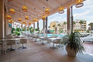 Bar junto a la piscina