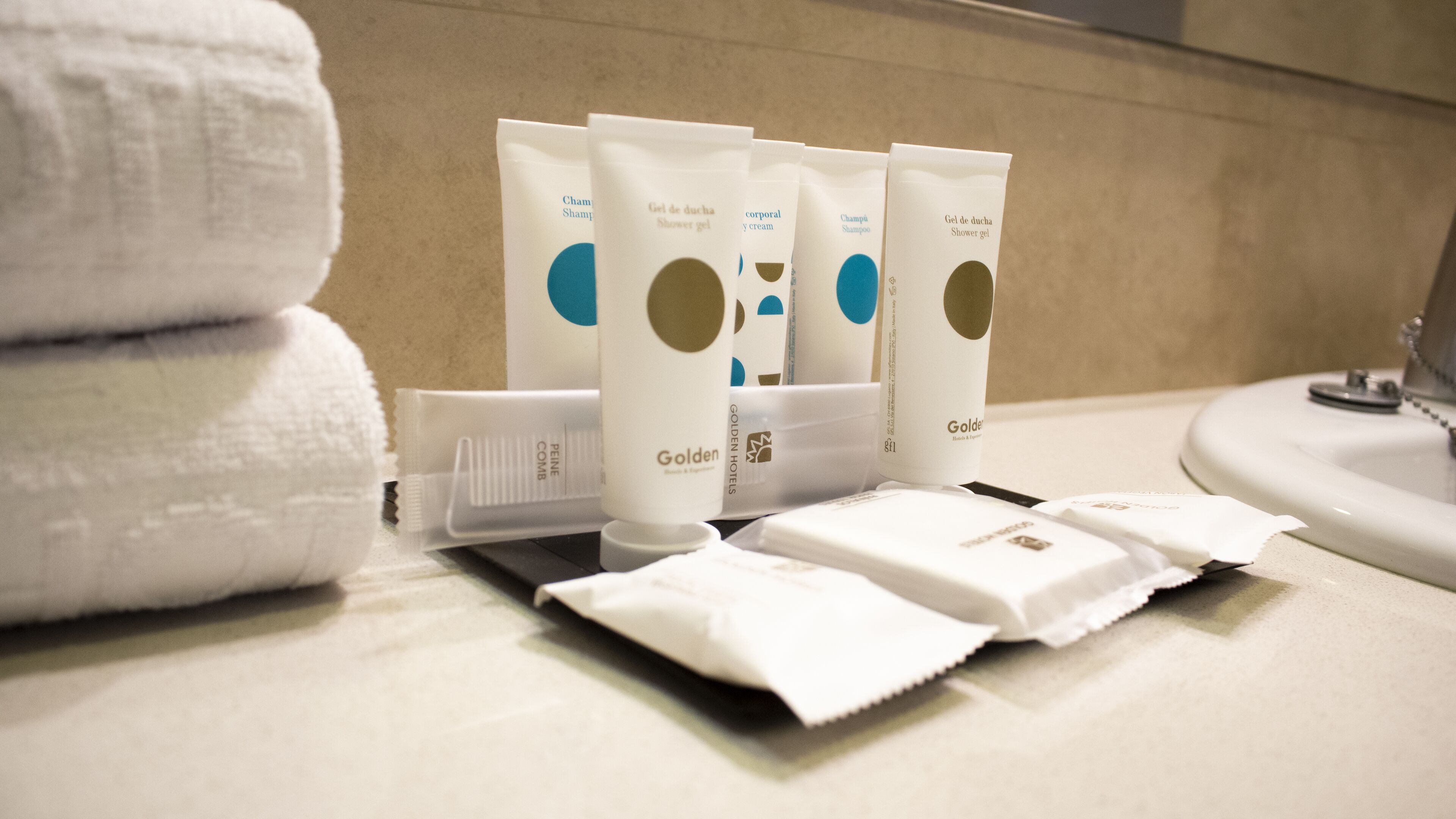 combined shower/bathtub, free toiletries, hair dryer, bidet