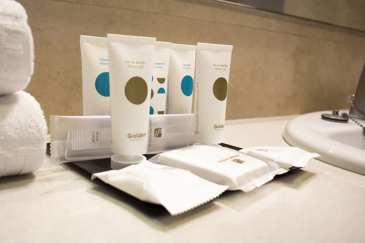 combined shower/bathtub, free toiletries, hair dryer, bidet