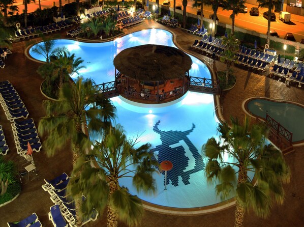 Piscine couverte, 4 piscines extérieures, parasols de plage