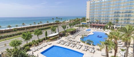 Una piscina cubierta, 4 piscinas al aire libre, sombrillas, tumbonas