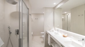 Combined shower/tub, free toiletries, hair dryer, bidet - Golden Taurus Aquapark Resort (Pineda de Mar)