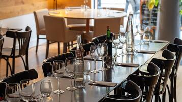 Petit déjeuner, déjeuner et dîner servis sur place