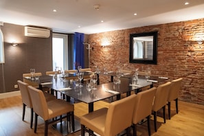 Breakfast, lunch and dinner served