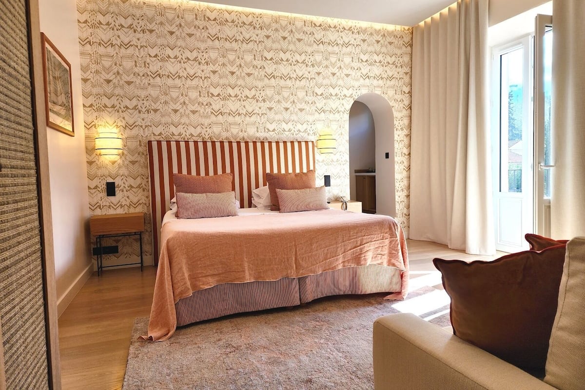 junior suite, balcony | minibar, in-room safe, desk, blackout curtains