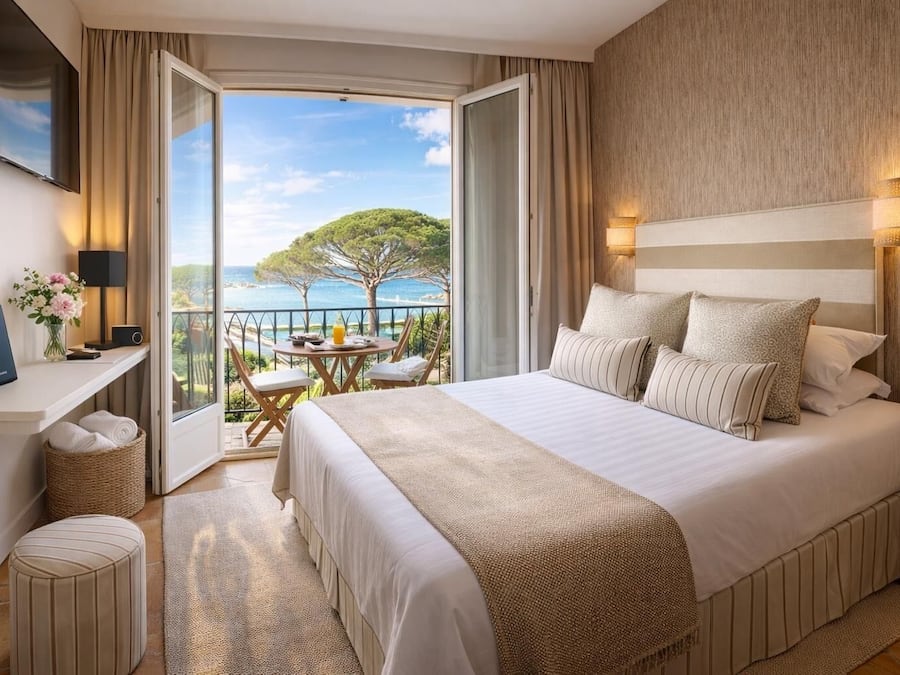 Habitación doble Confort | Minibar, caja de seguridad en la habitación y escritorio