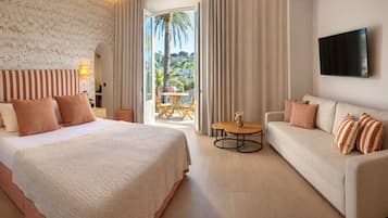 Suite Junior, balkon | Minibar, brankas, meja kerja, dan tirai kedap cahaya