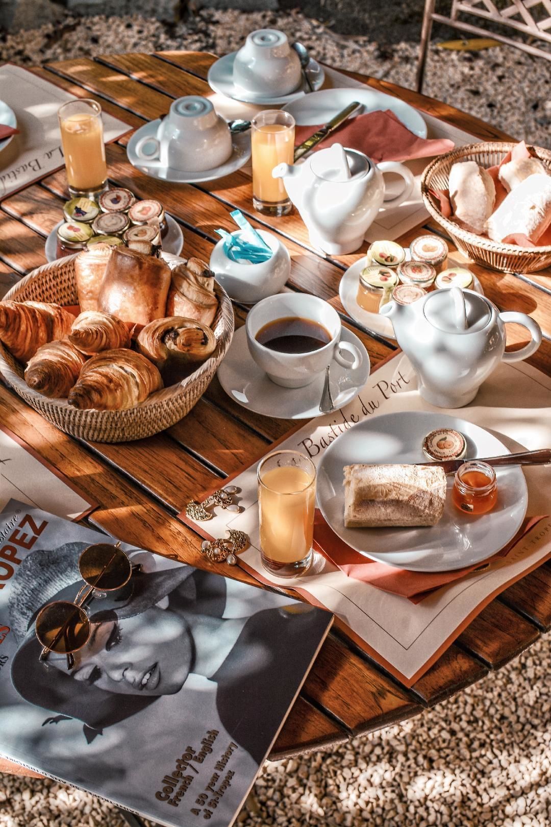 daily continental breakfast (eur 20 per person)