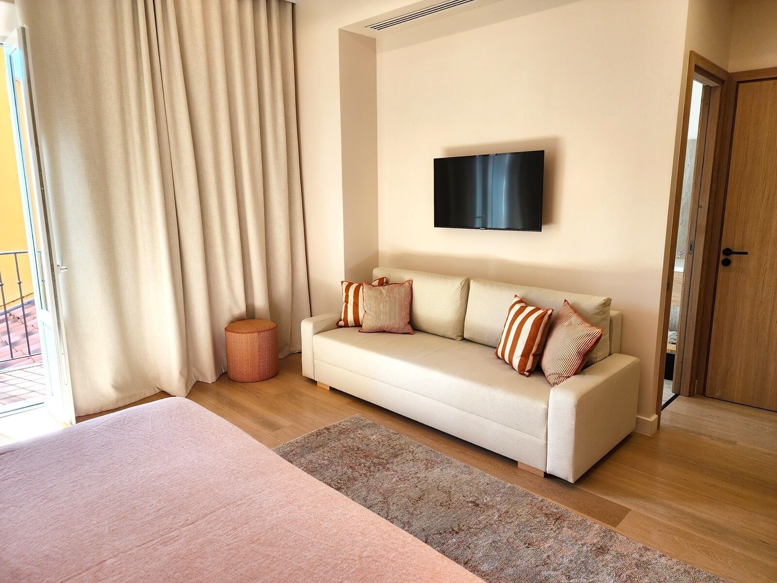 junior suite, balcony | minibar, in-room safe, desk, blackout curtains