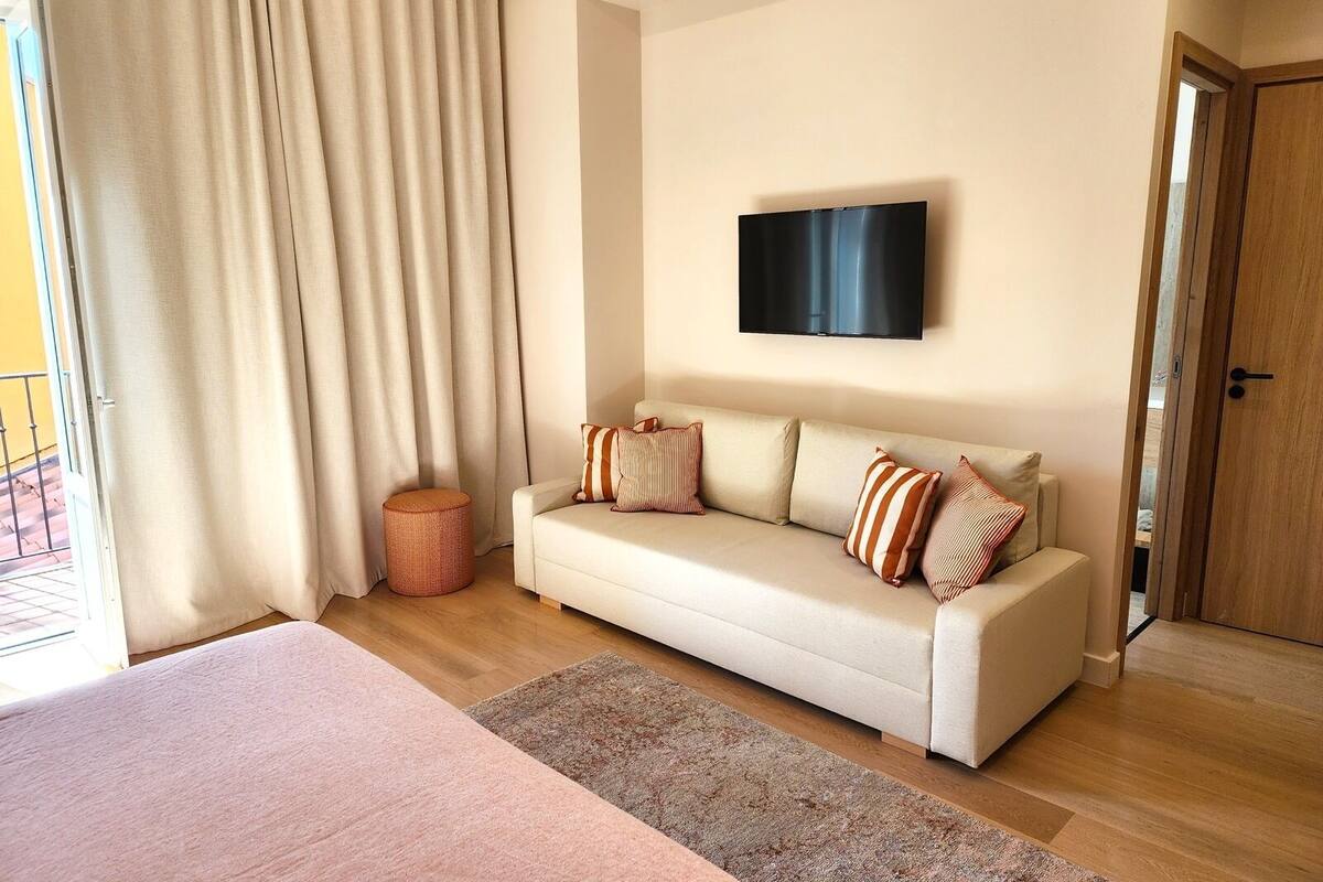 junior suite, balcony | minibar, in-room safe, desk, blackout curtains