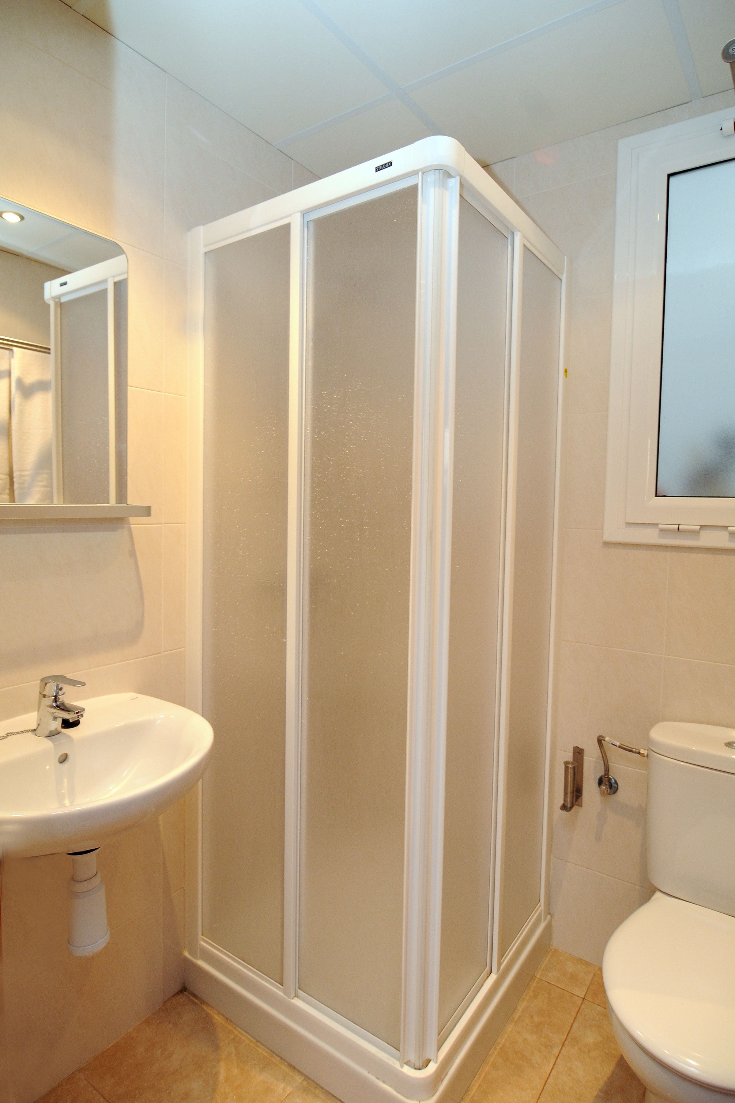 Douche, peignoirs, bidet, serviettes fournies
